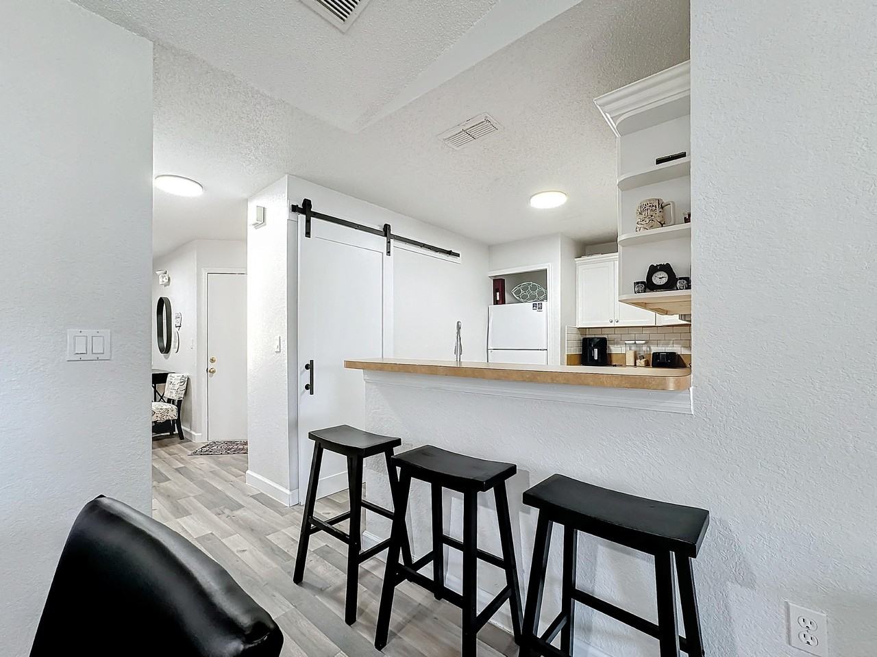 Queen Palms Ct - Photo 2 of 23