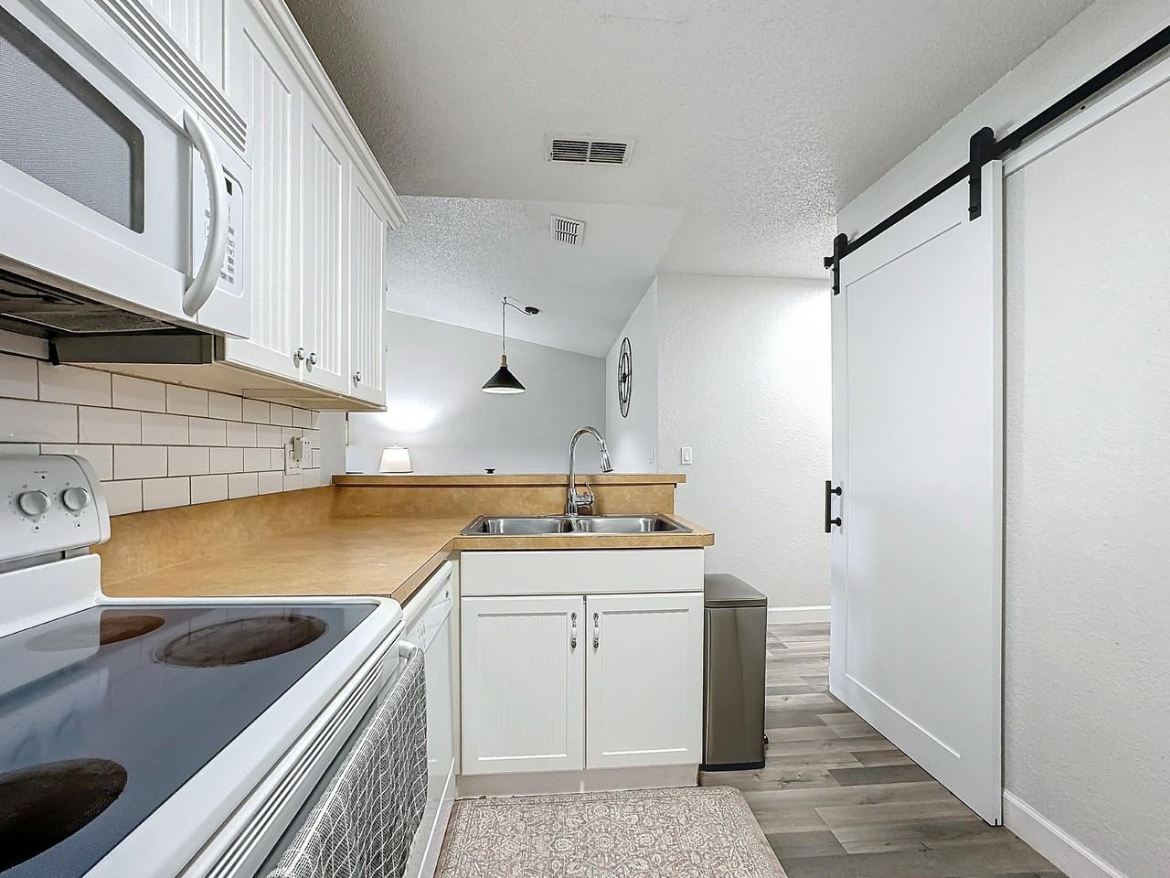 Queen Palms Ct - Photo 3 of 23