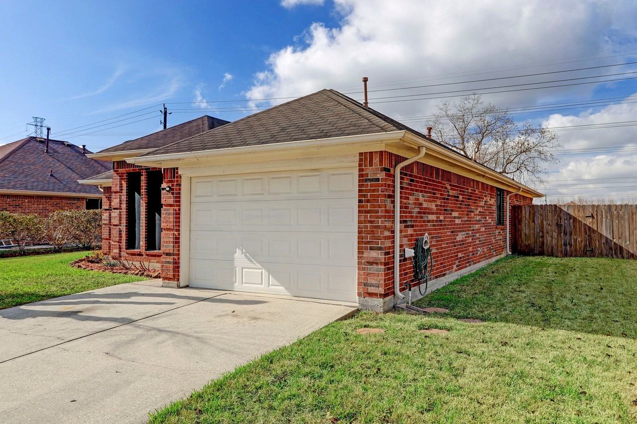 8203 Eastpoint Blvd - Photo 2 of 20