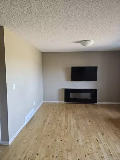 6920 19a Ave Sw - Photo 3 of 9