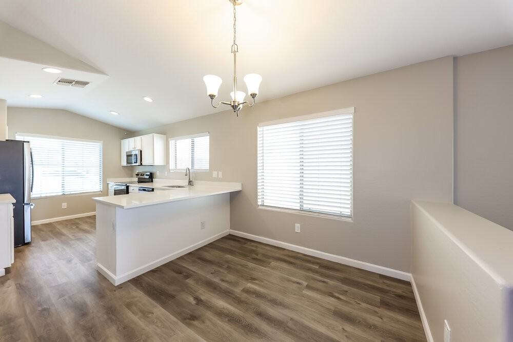 10016 W Gross Ave - Photo 5 of 16