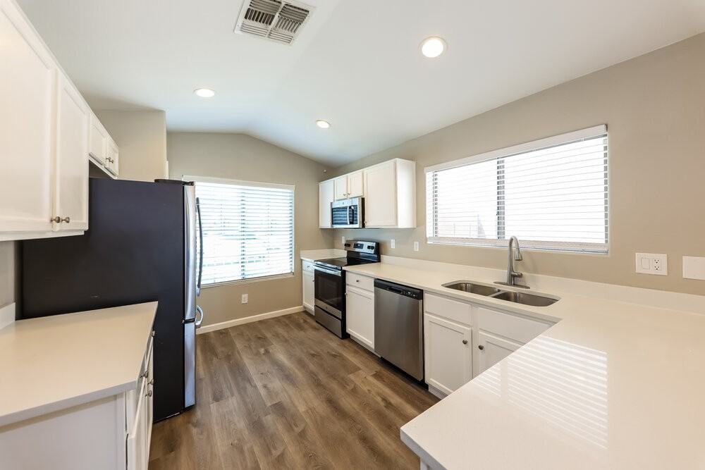 10016 W Gross Ave - Photo 6 of 16