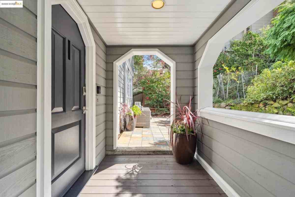 5980 Harbord Dr - Photo 2 of 50