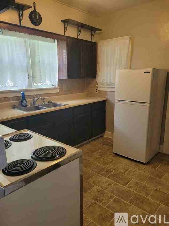 1023 Bell St - Photo 3 of 12