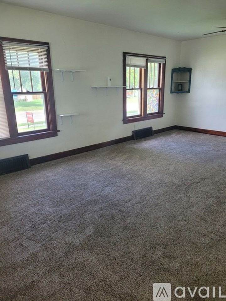 1023 Bell St - Photo 4 of 12