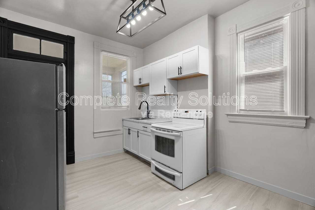 4038 California Ave - Photo 2 of 30