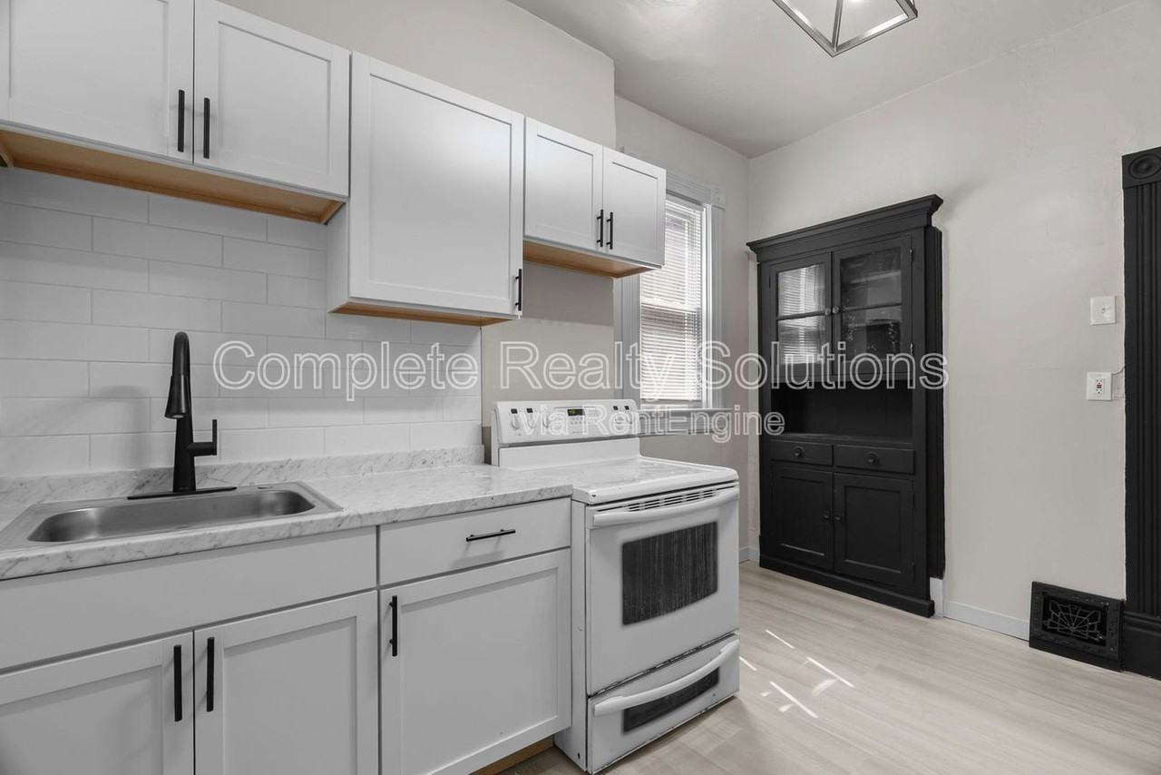 4038 California Ave - Photo 3 of 30