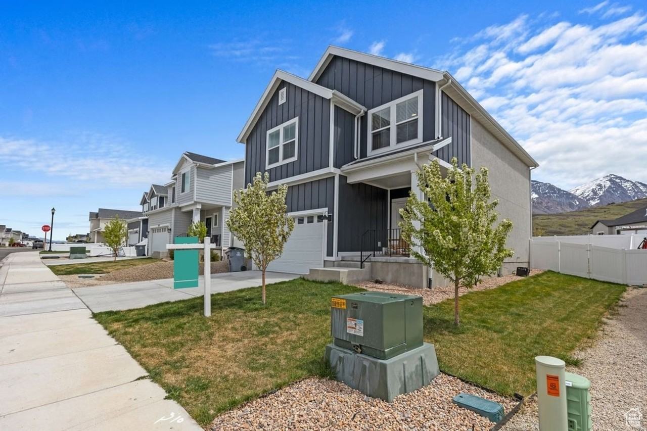 1323 S Raintree Ln - Photo 2 of 24