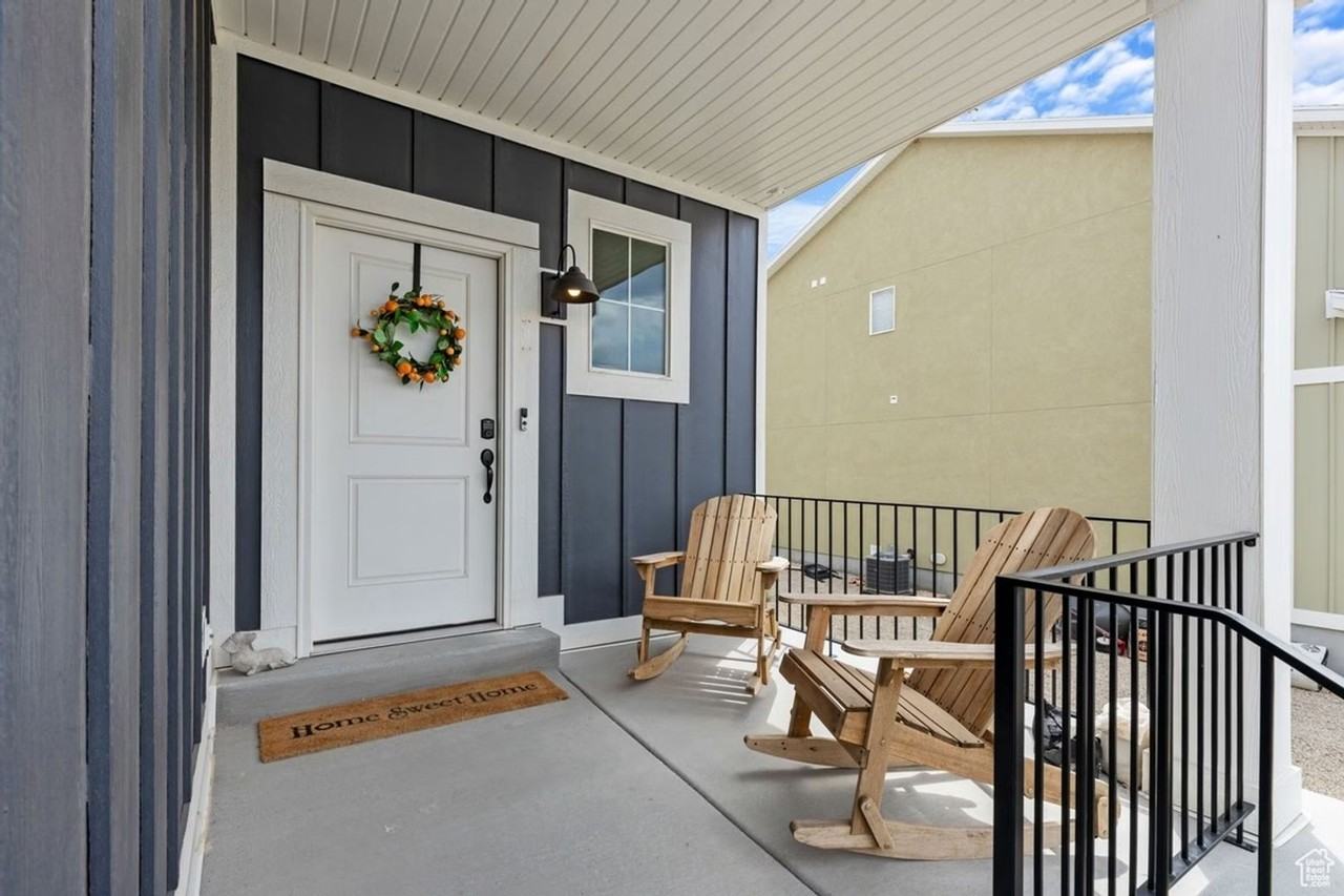 1323 S Raintree Ln - Photo 3 of 24