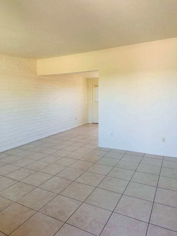 3025 E Blacklidge Dr - Photo 2 of 9