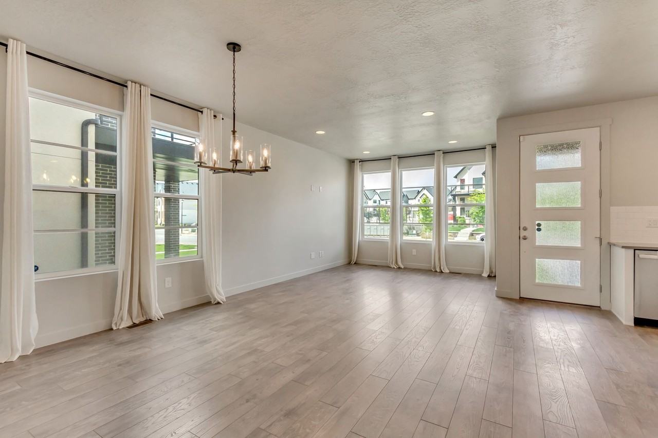 2412 N Sunmore Way - Photo 4 of 24