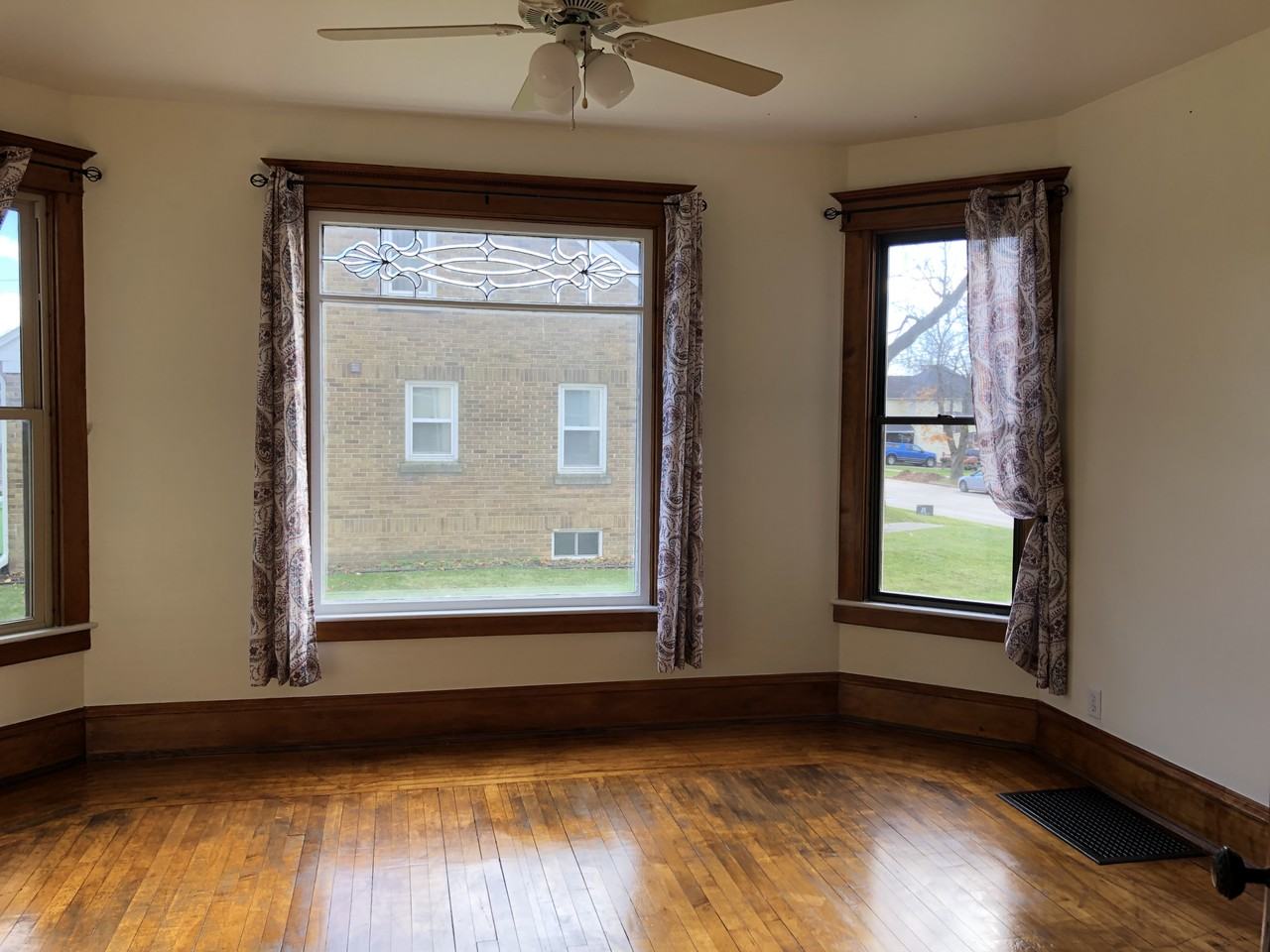 729 N Center St - Photo 4 of 16