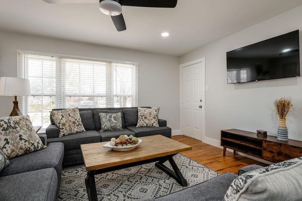 325 League Street South - Photo 2 of 30