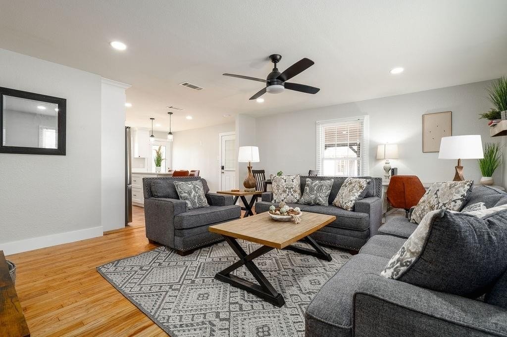 325 League Street South - Photo 3 of 30