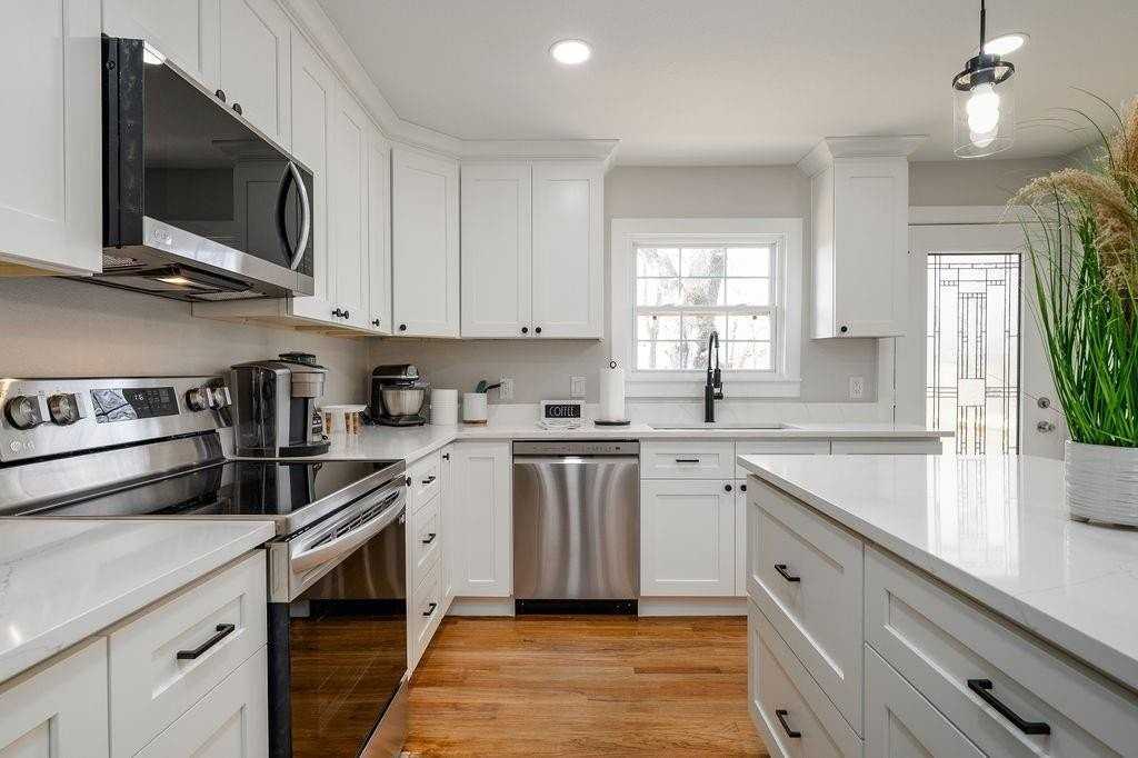 325 League Street South - Photo 4 of 30