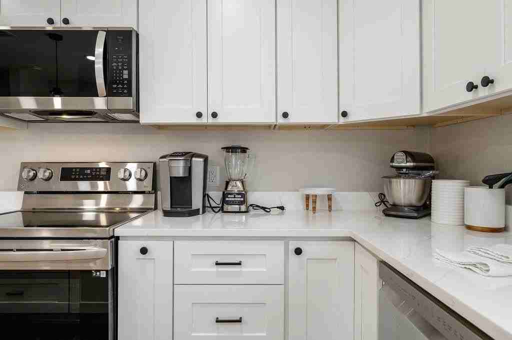 325 League Street South - Photo 5 of 30