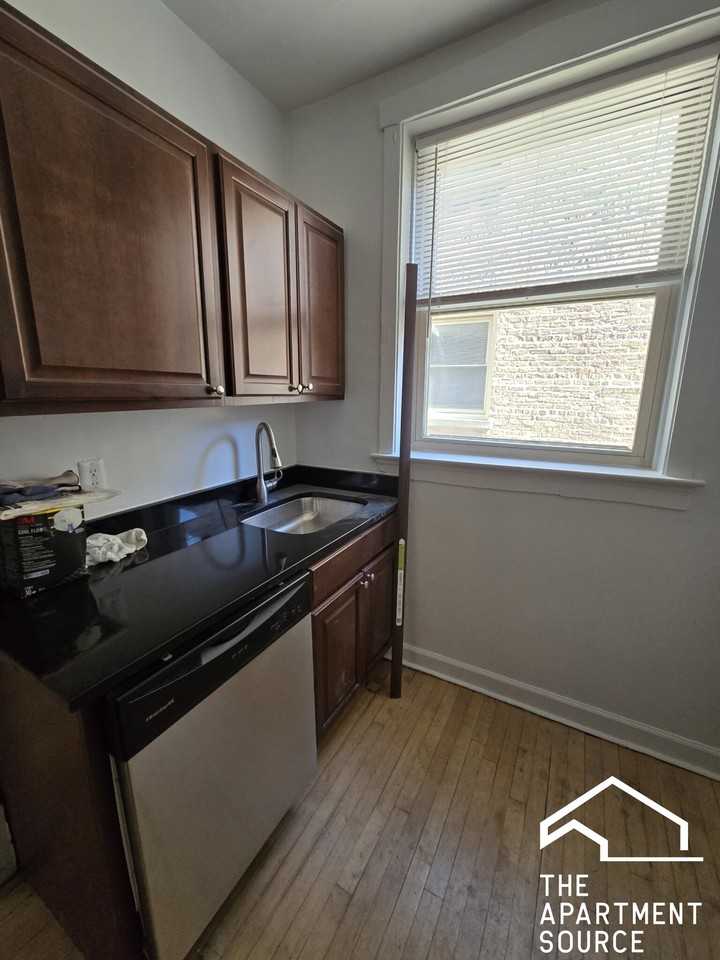 5133 N Damen Ave #3 - Photo 5 of 9