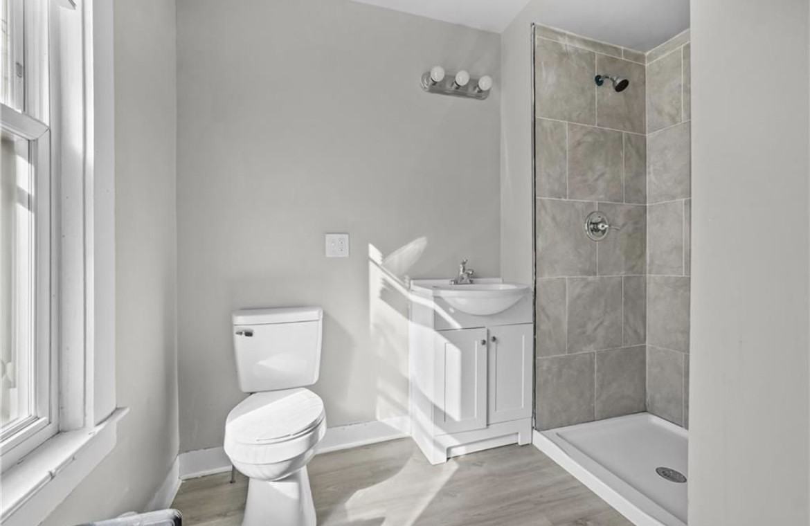 112 W School St #1R - Photo 4 of 5