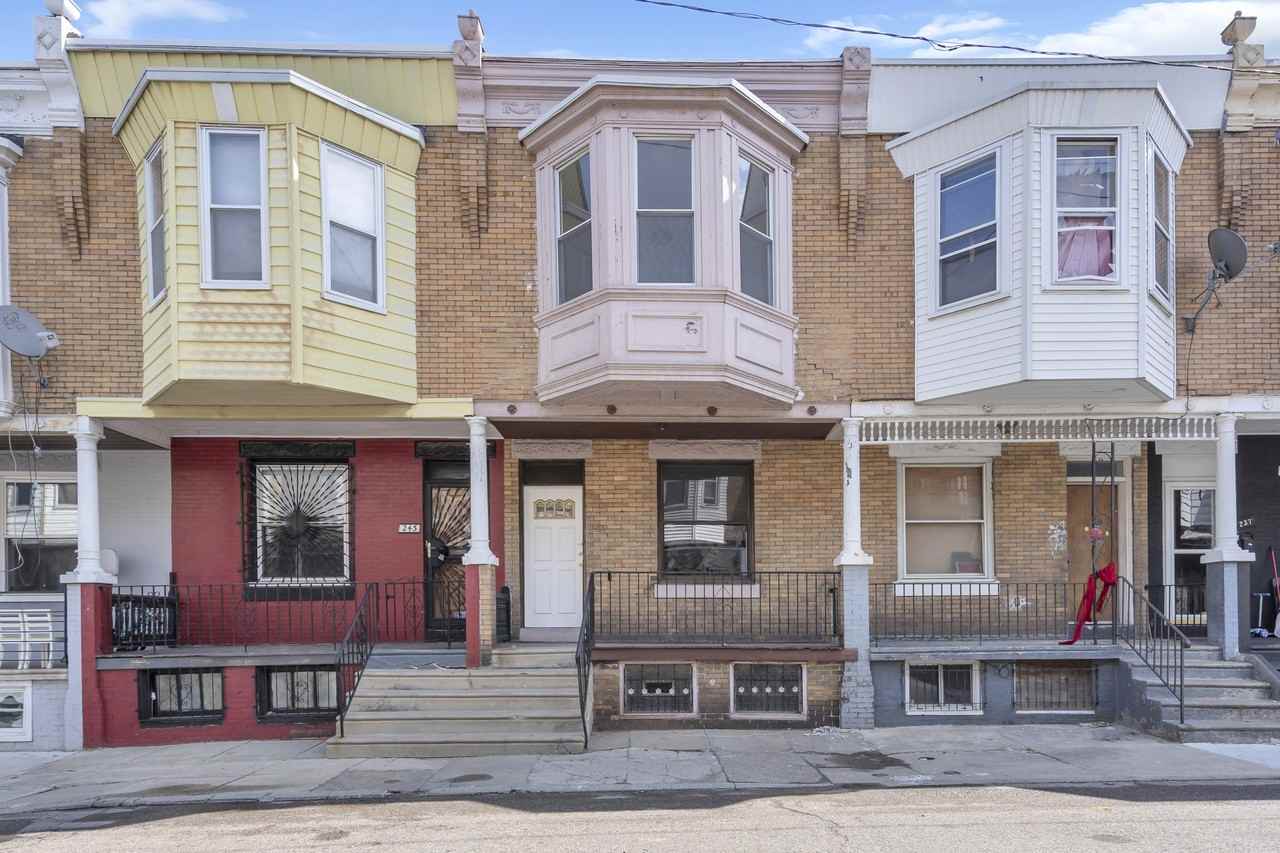 241 N Ruby St - Photo 2 of 35