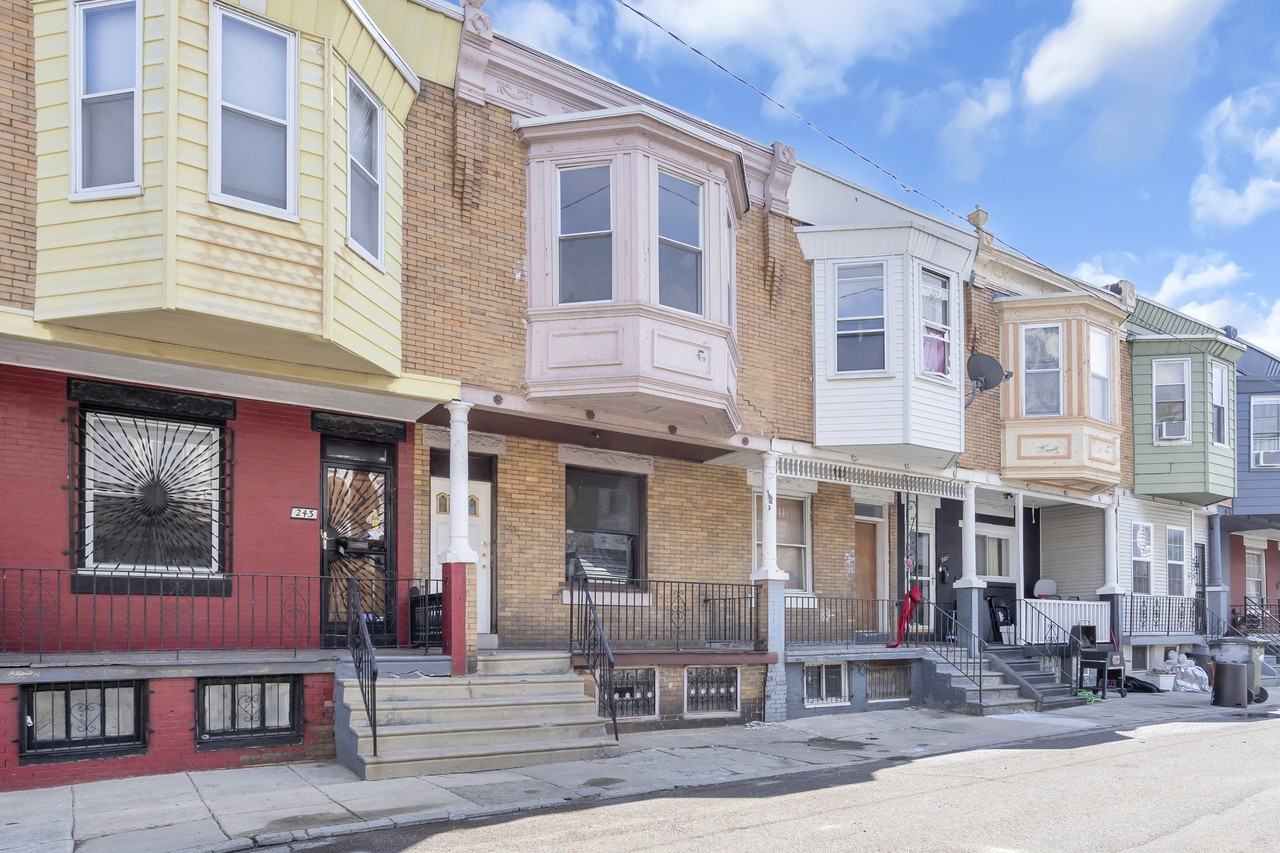 241 N Ruby St - Photo 3 of 35