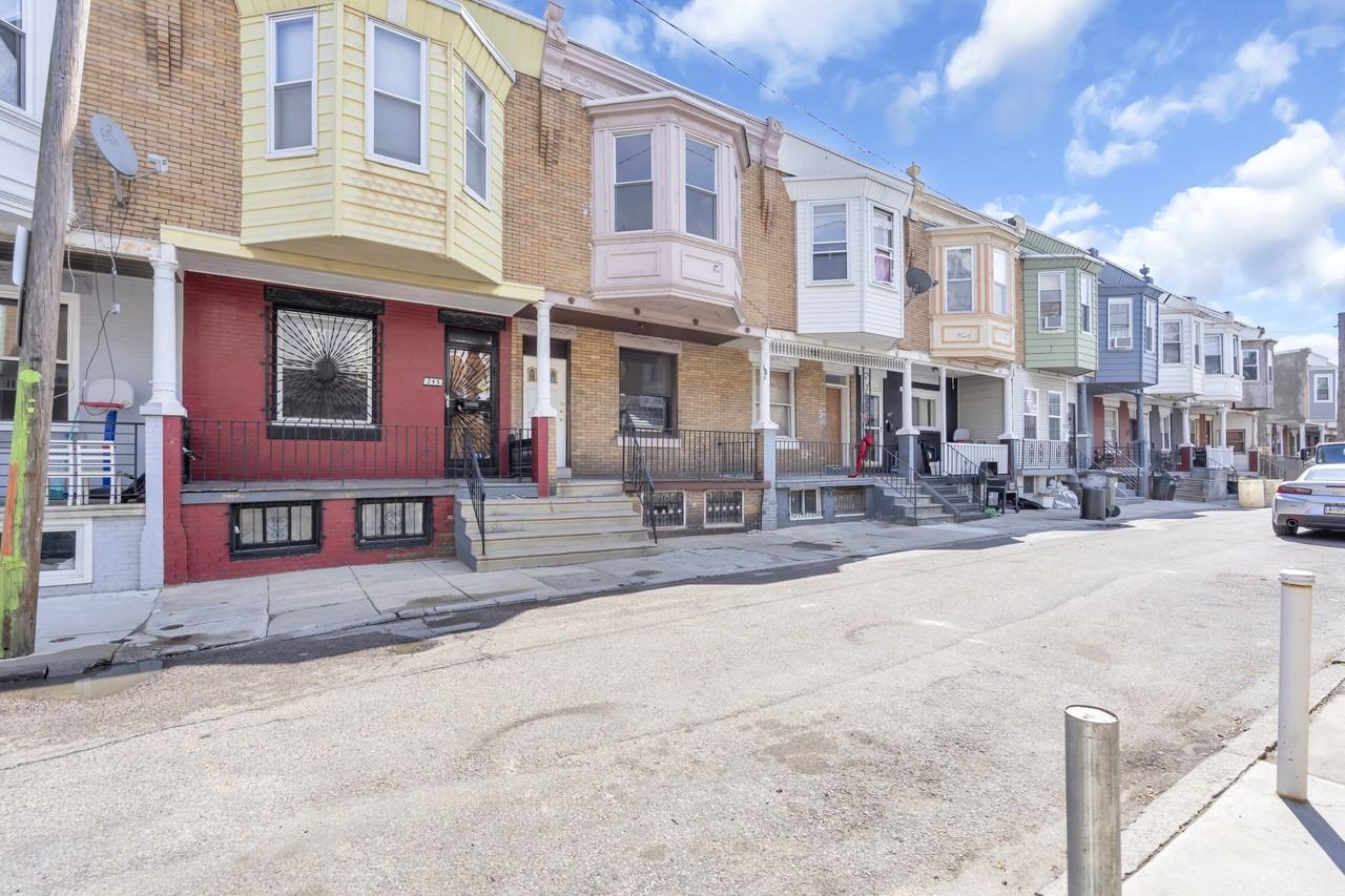 241 N Ruby St - Photo 5 of 35