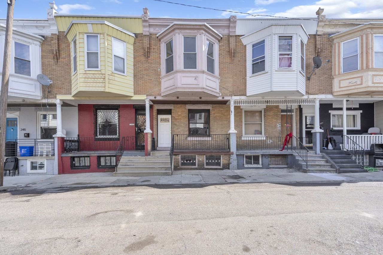 241 N Ruby St - Photo 6 of 35