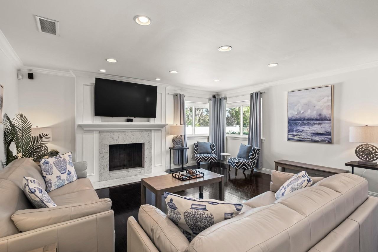 2219 Estribo Dr - Photo 3 of 50