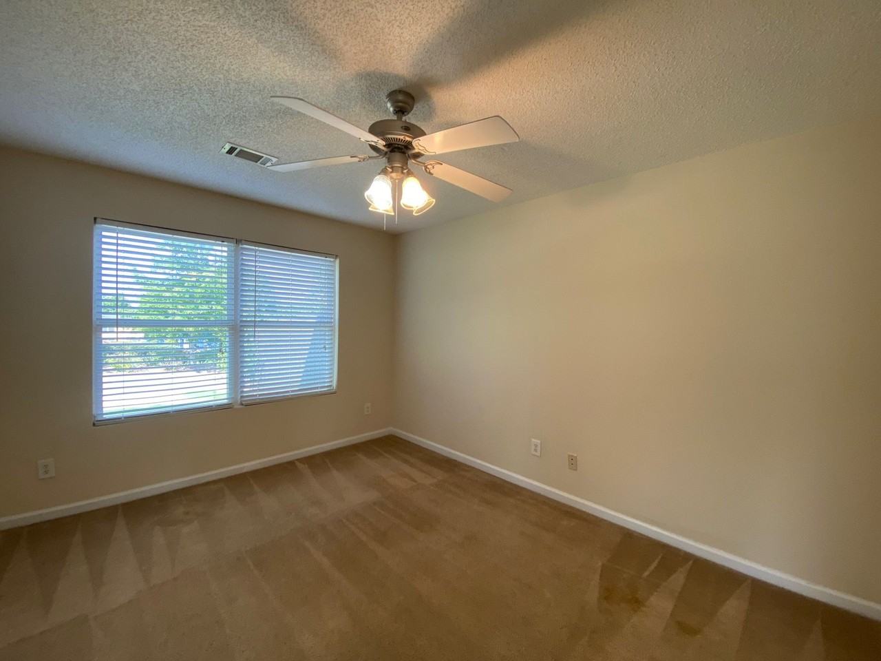 224 Bridgewater Circle - Photo 4 of 10