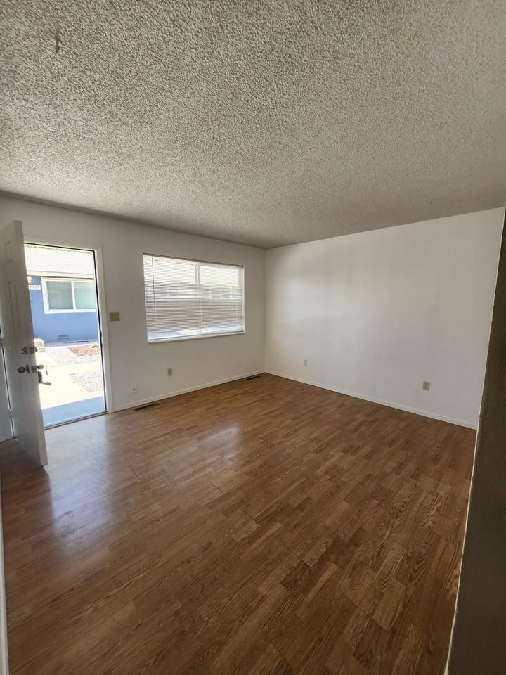 1505 East 8th Street - Photo 3 of 10