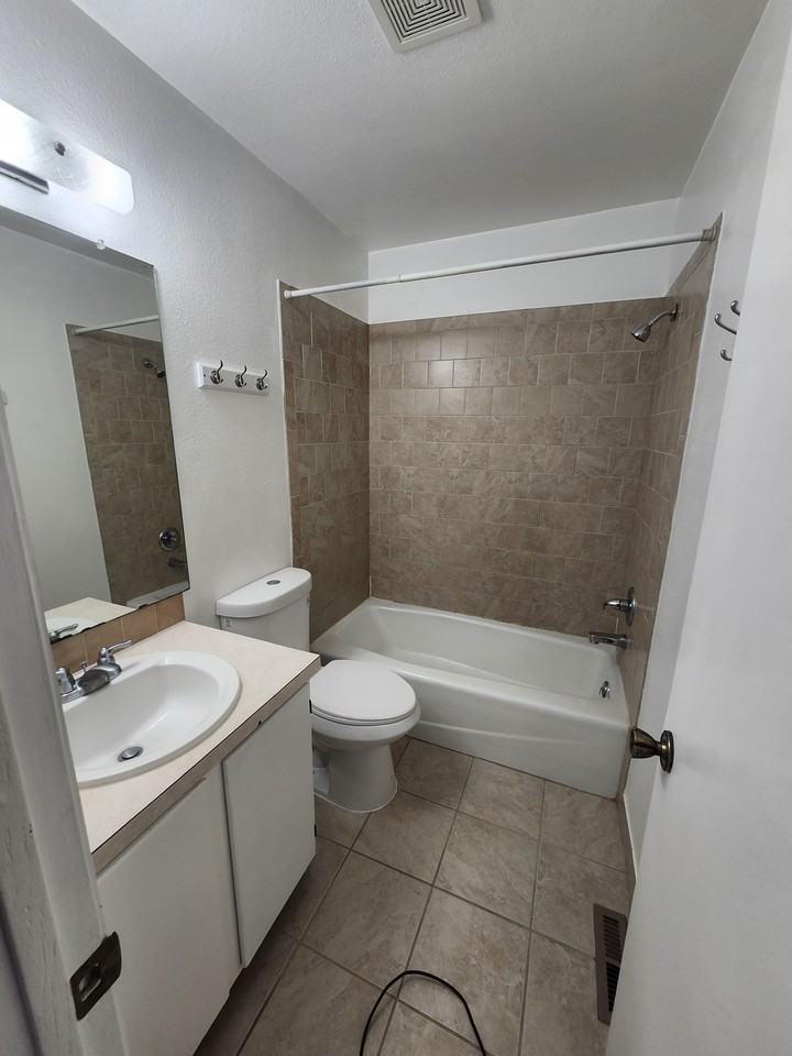 1505 East 8th Street - Photo 5 of 10