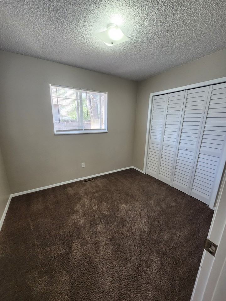 1505 East 8th Street - Photo 6 of 10