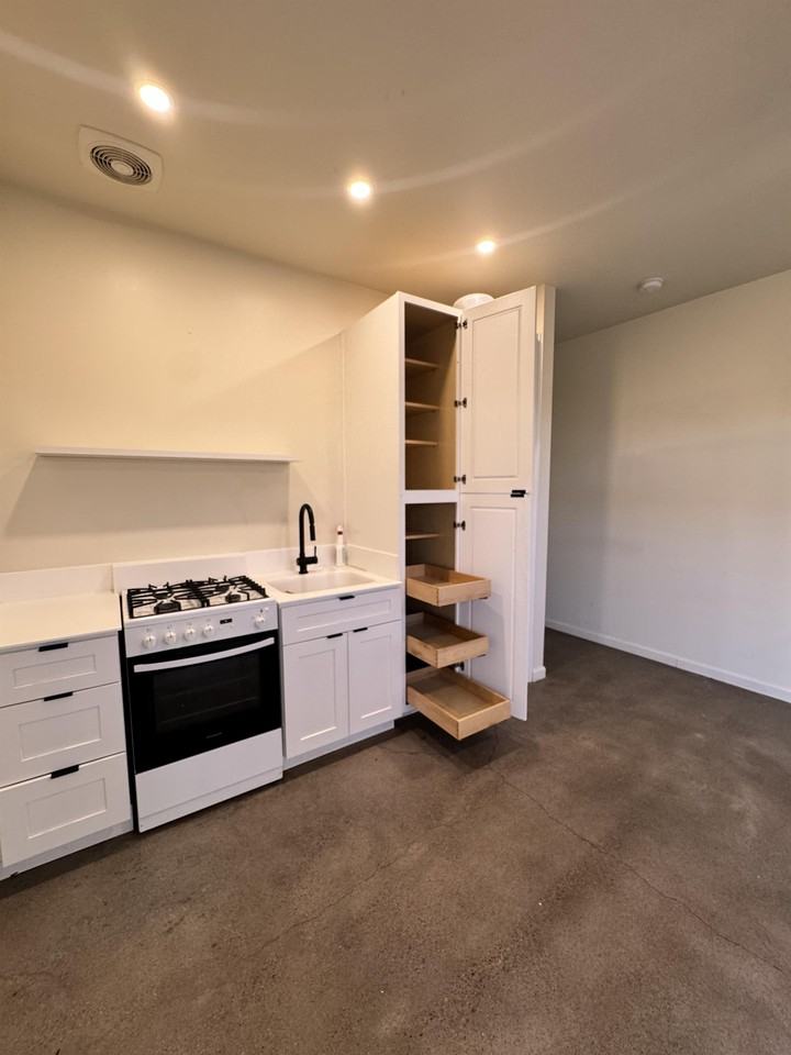 3342 N 17th Ave - Photo 3 of 28