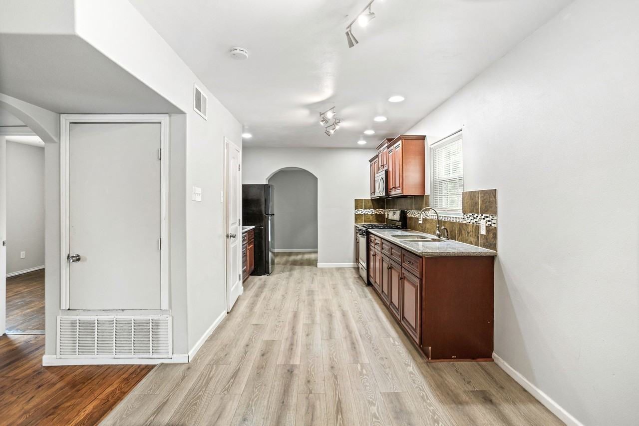 1336 West Ridgewood Court - Photo 7 of 16