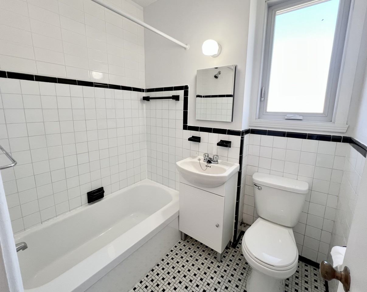 10589 Rue Saint-Denis - Photo 3 of 5