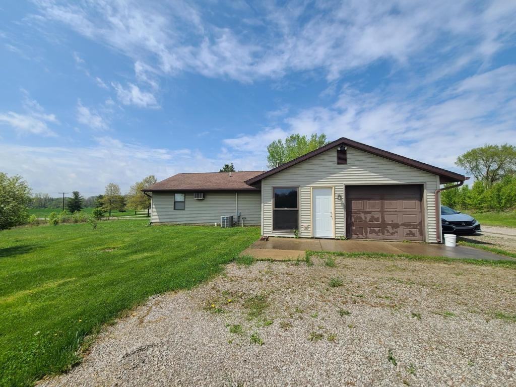 16924 Amstutz Rd - Photo 3 of 16