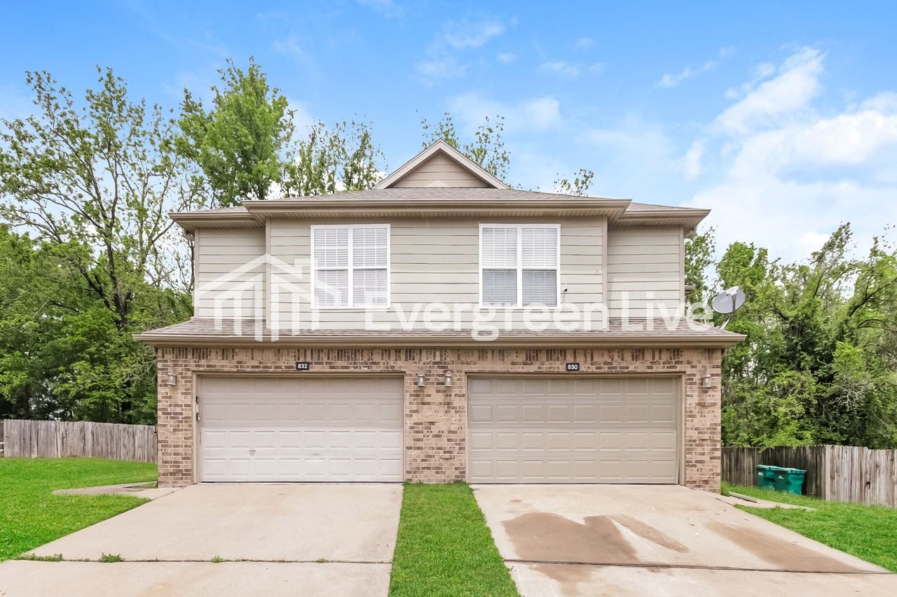 832 Oakwood Ct