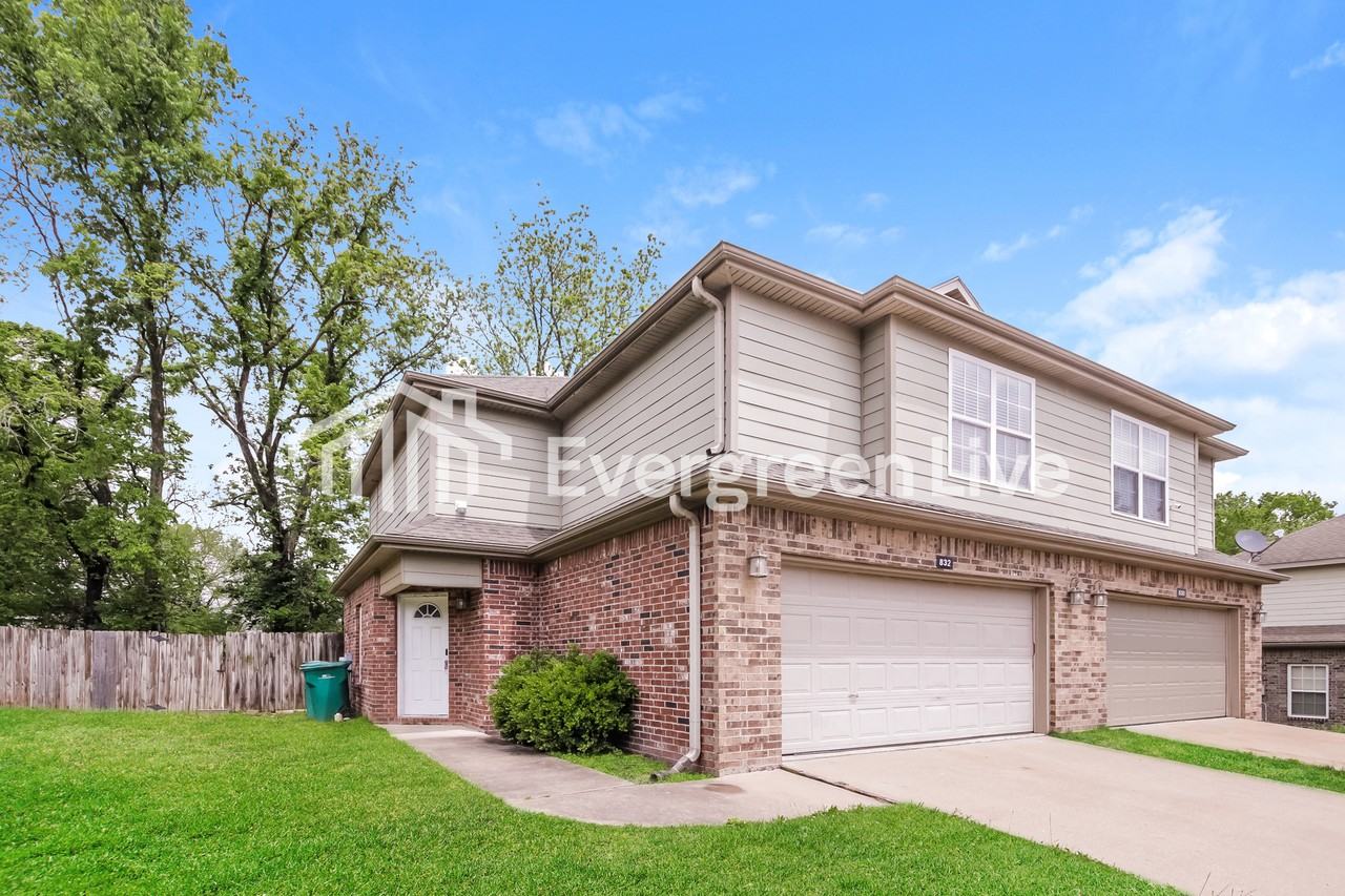 832 Oakwood Ct - Photo 2 of 15