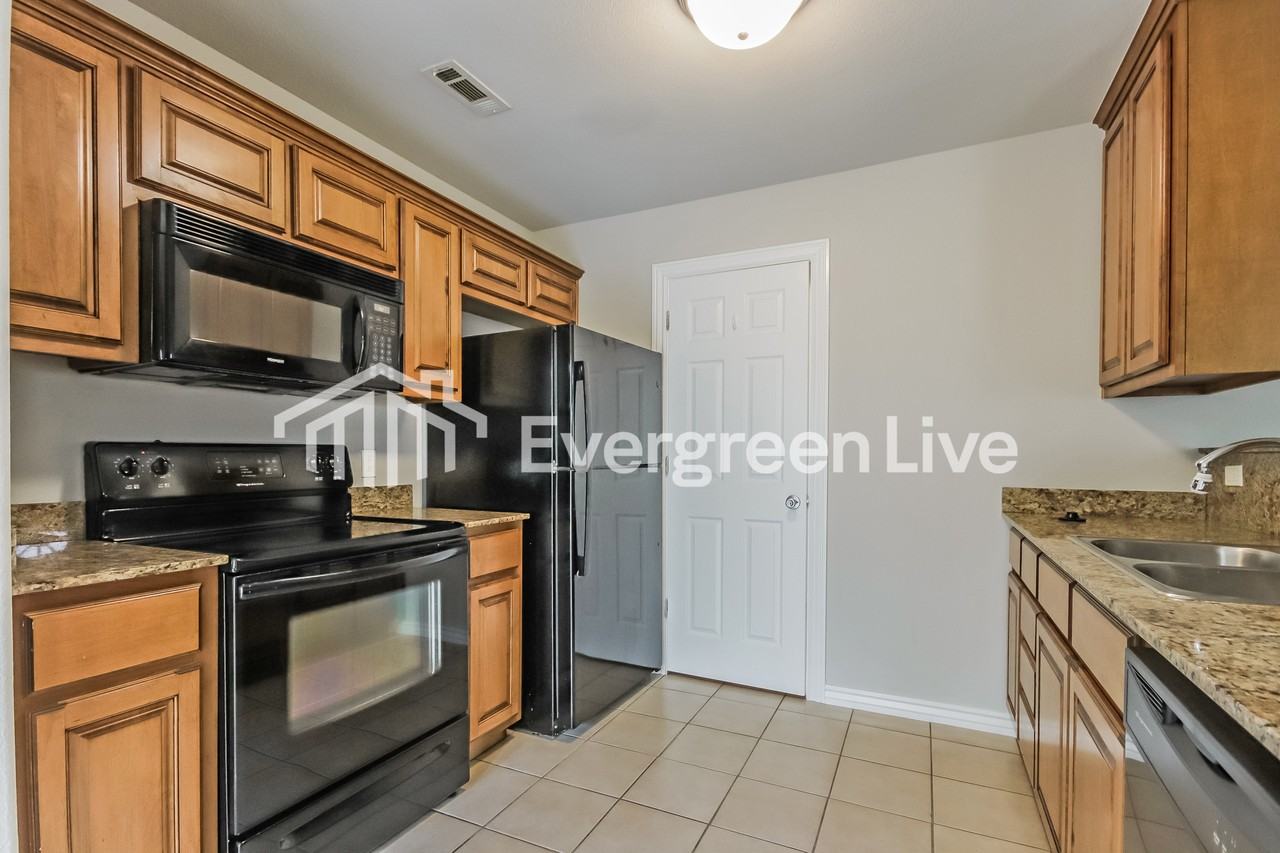 832 Oakwood Ct - Photo 7 of 15