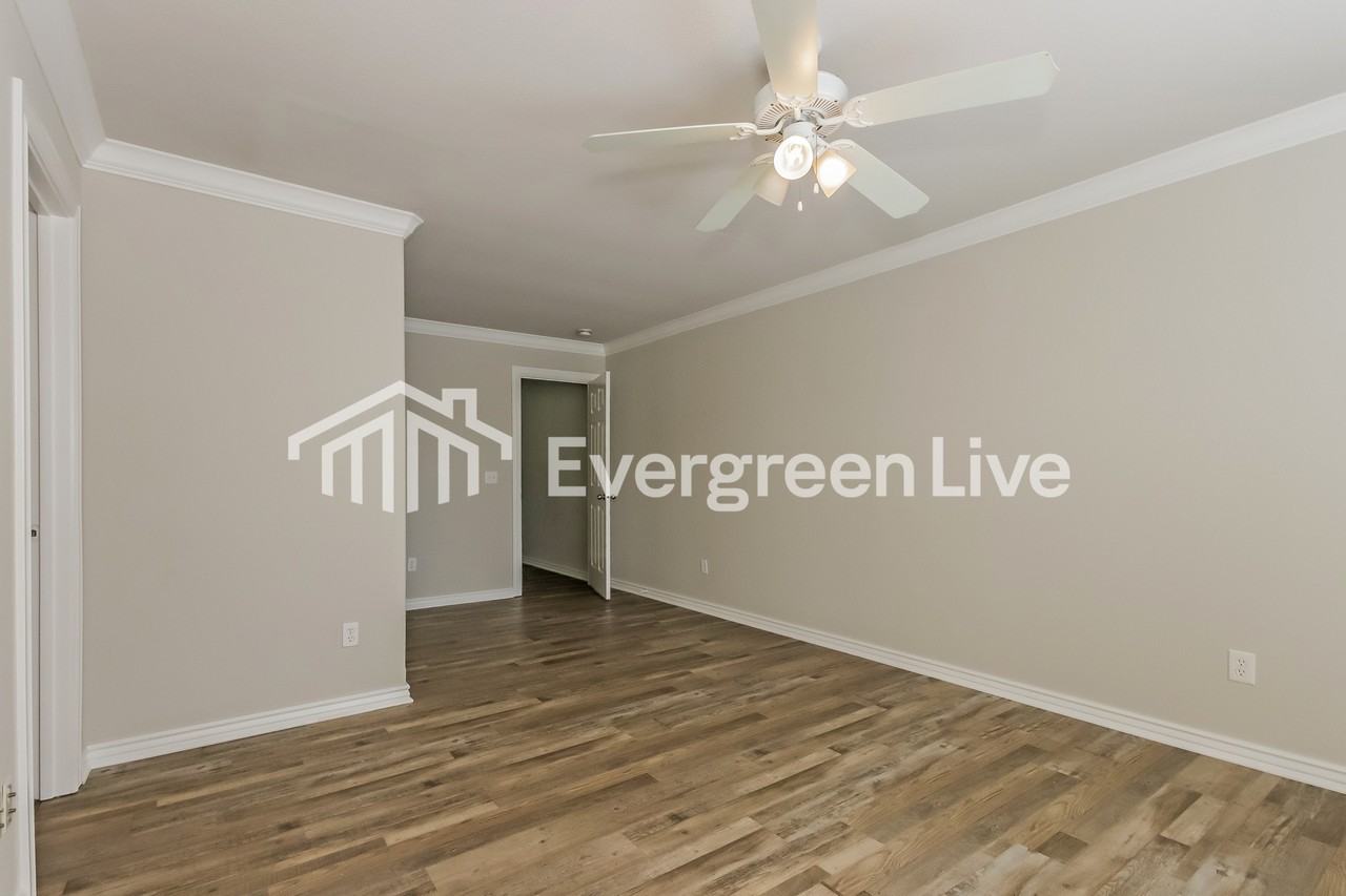 832 Oakwood Ct - Photo 3 of 15