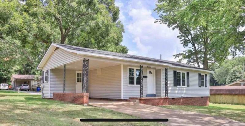 106 S Shelby St - Photo 3 of 12