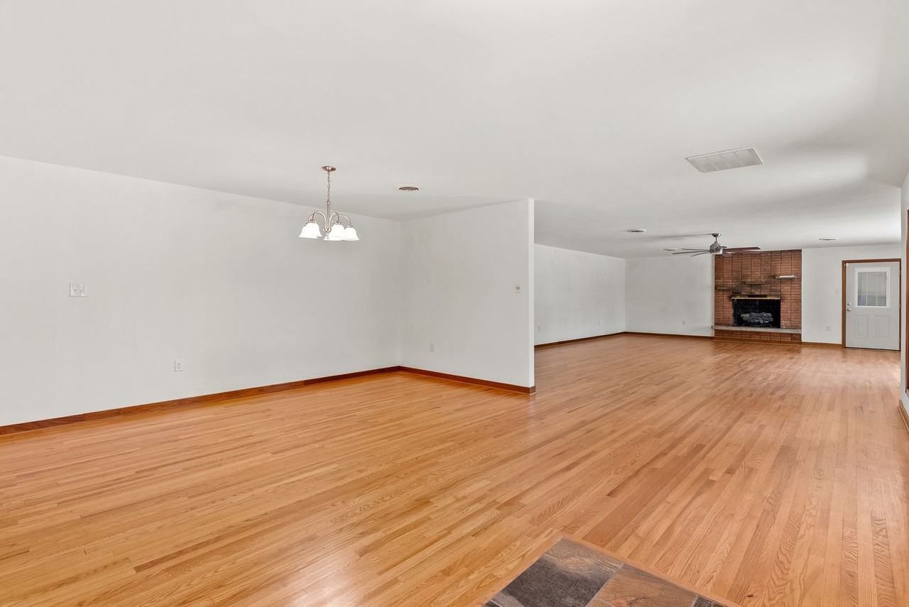 2395 Tuggle Rd - Photo 3 of 44