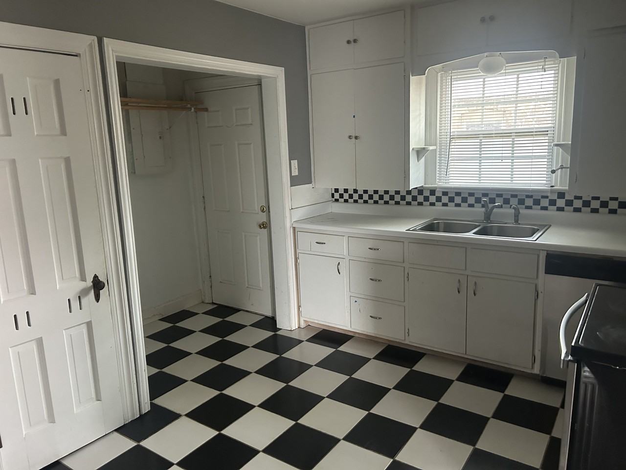712 E Broadway St #NA - Photo 2 of 14