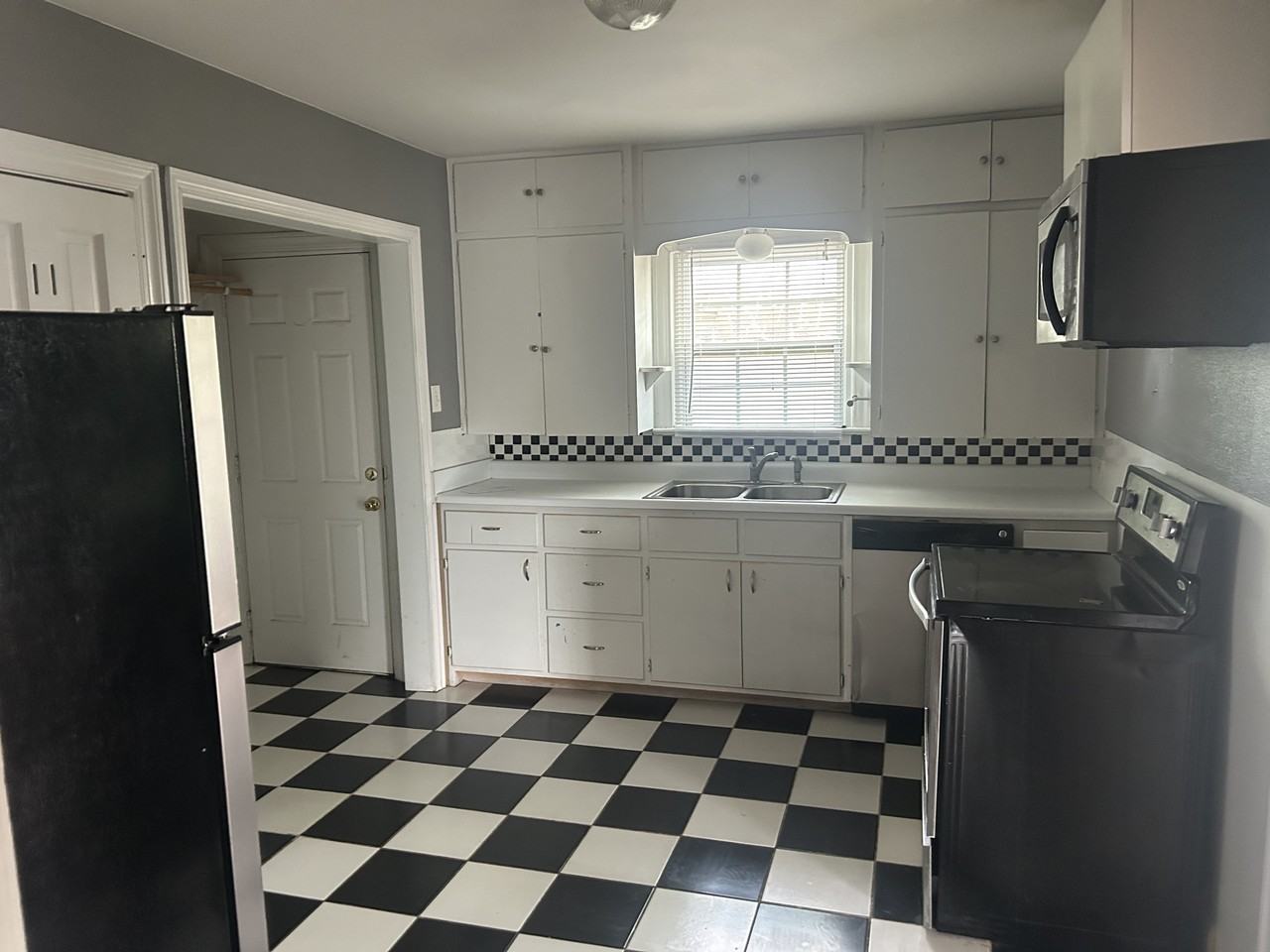 712 E Broadway St #NA - Photo 3 of 14