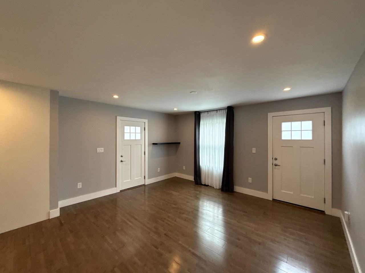 300 E Peterson Dr - Photo 2 of 19