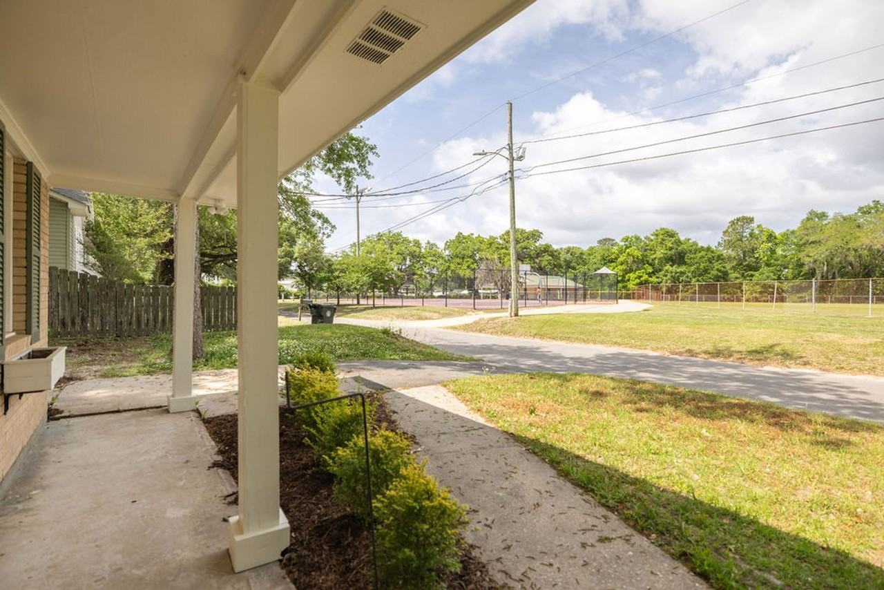 1010 Fiall St - Photo 3 of 24