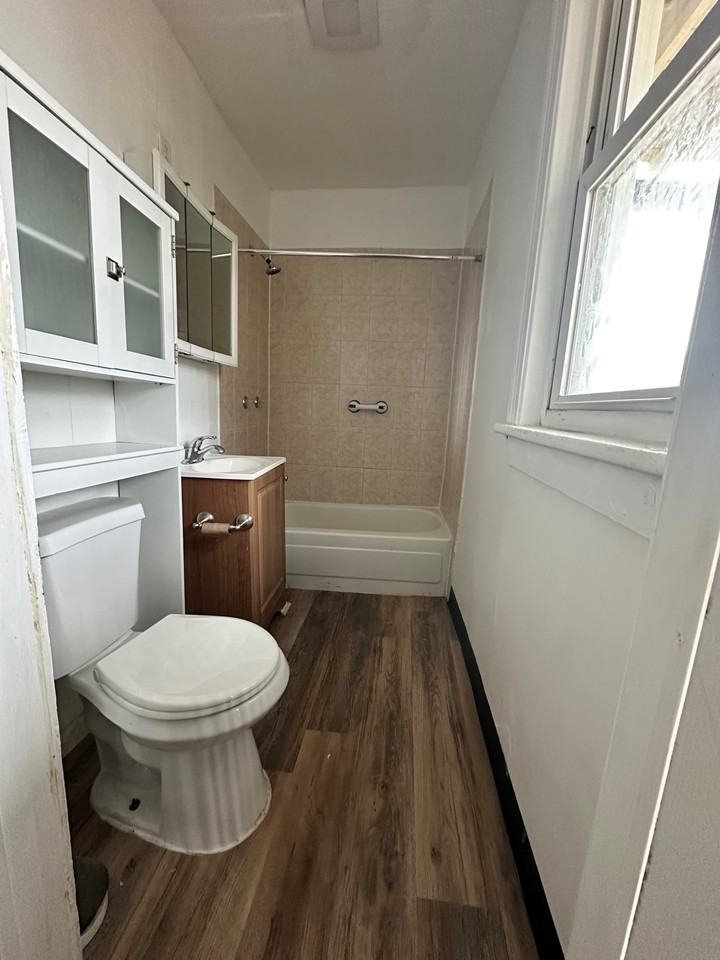 2122 Seaview Ave #2 - Photo 3 of 12