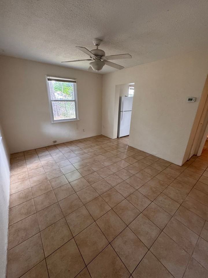 629 Nw 34th Pl - Photo 2 of 10