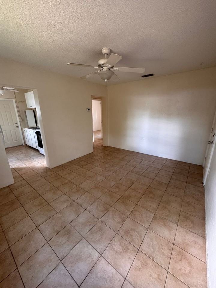 629 Nw 34th Pl - Photo 3 of 10