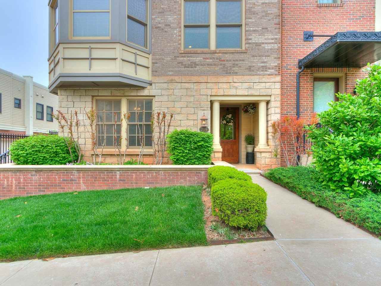 209 N Geary Ave - Photo 3 of 29