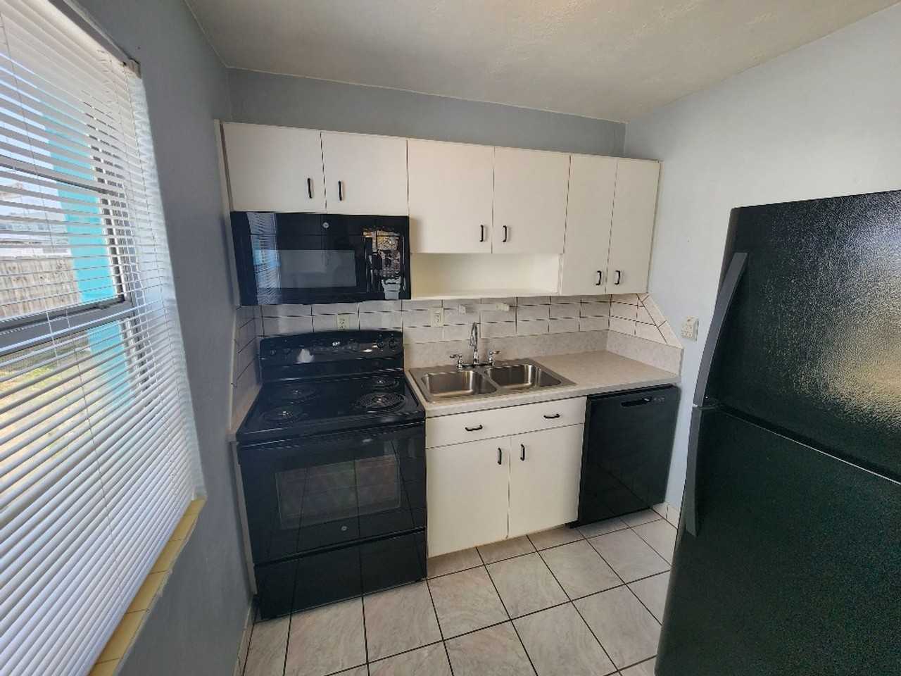 830 E 26th Ave - Photo 3 of 14